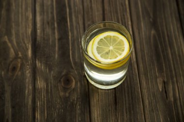 Bir bardak limonlu su