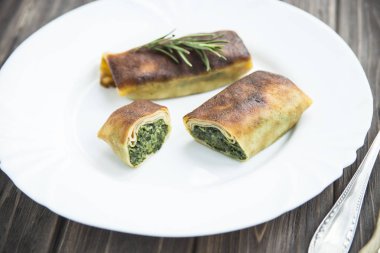 Beyaz tabakta ıspanaklı krep