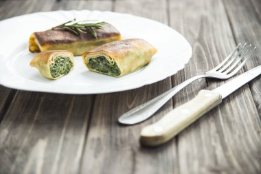 Beyaz tabakta ıspanaklı krep