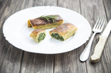 Beyaz tabakta ıspanaklı krep