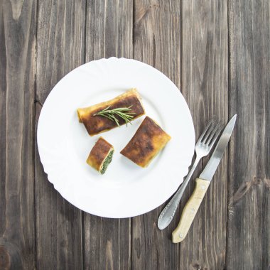 Beyaz tabakta ıspanaklı krep