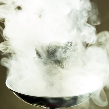 Nargile ahşap bir masa üzerinde. tüp, kase, kömürler, maşa ve ampul. tüm detayları nargile hazırlanması için. meyve