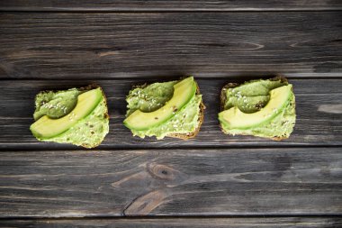 Avokado ekmek Greceanii yapıştırırken bir bıçakla yaymak