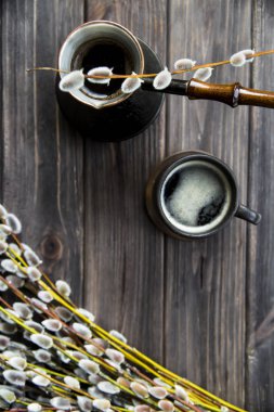 Willow dal ve kahve. Bahar sembolü