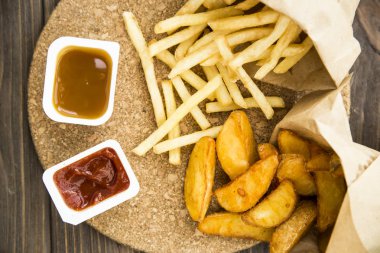 patates kızartması ve ketçap ile kağıt çanta ve tatlı ve ekşi sos patates kızartması 