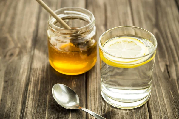 Bir bardak limonlu su