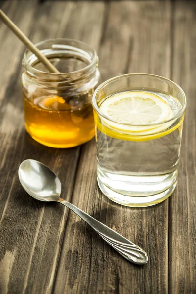 Glas vatten med citron — Stockfoto