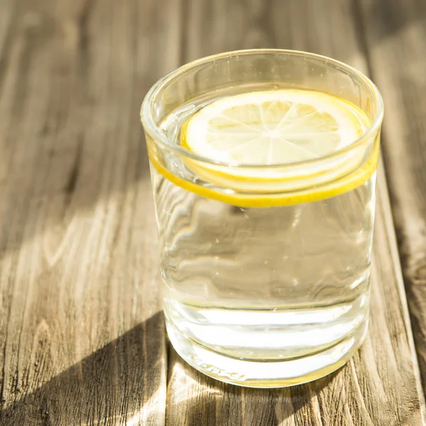 Copo de água com limão — Fotografia de Stock