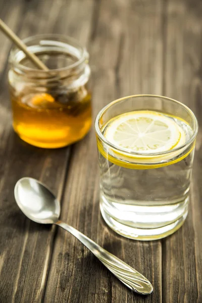 Egy pohár citromos víz — Stock Fotó