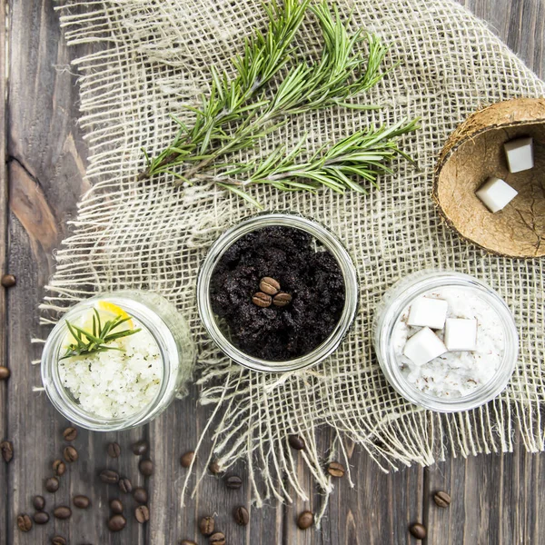 Domácí peeling ve sklenicích - káva, citron, rozmarýn a kokos. Lázeňská léčba — Stock fotografie