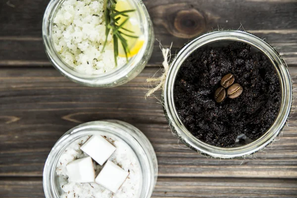 Exfoliantes caseros en frascos: café, limón, romero y coco. tratamiento de spa —  Fotos de Stock