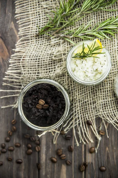 Exfoliantes caseros en frascos: café, limón, romero y coco. tratamiento de spa — Foto de Stock