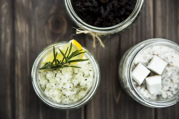 Scrub fatti in casa in barattoli caffè, limone, rosmarino e cocco. trattamento termale — Foto Stock