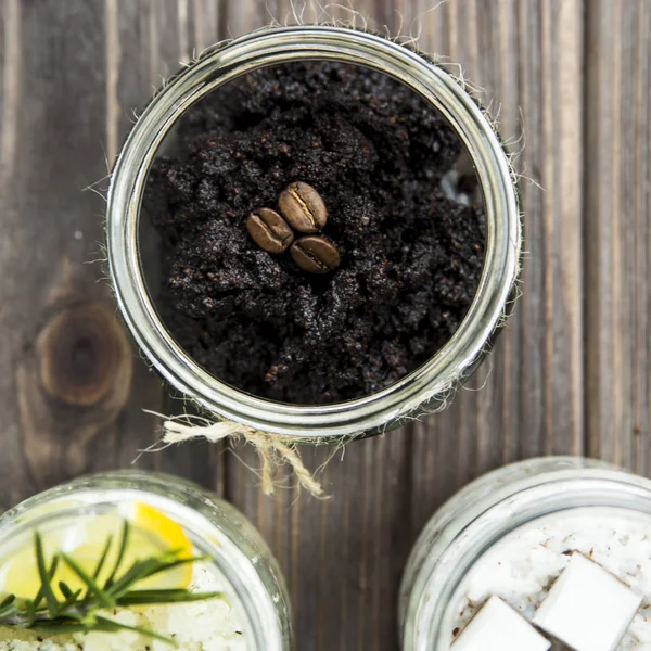 Scrub fatti in casa in barattoli caffè, limone, rosmarino e cocco. trattamento termale — Foto Stock