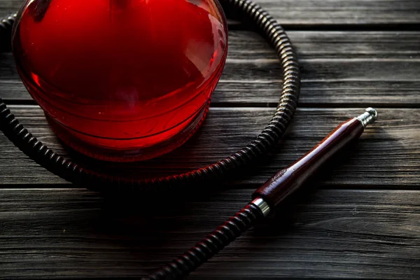 Narguile en una mesa de madera. tubo, tazón, carbones, pinzas y bombilla. todos los detalles para la preparación de la cachimba. Fruta — Foto de Stock