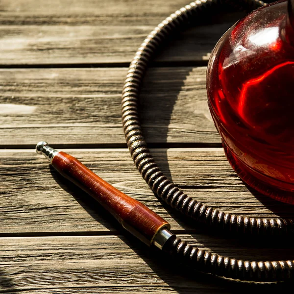 Narguile en una mesa de madera. tubo, tazón, carbones, pinzas y bombilla. todos los detalles para la preparación de la cachimba. Fruta — Foto de Stock