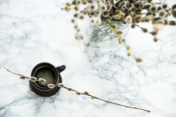 Утренний кофе на мраморном столе с кучей ивовых ветвей — стоковое фото