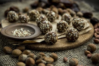 Tarihleri ve fındık unu çarpık ve keten tohumu çiğ köfte