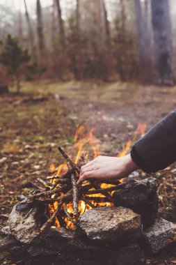 Ormanda kamp ateşi. adamın elleri