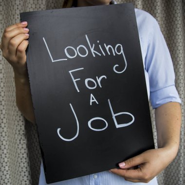 Onun elinde bir işareti ile kız bir gömlek. Bir iş arıyorum