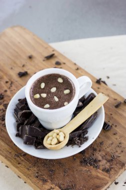 Çam fıstığı ile sıcak çikolata