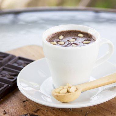 Çam fıstığı ile sıcak çikolata