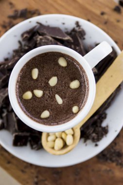 Çam fıstığı ile sıcak çikolata