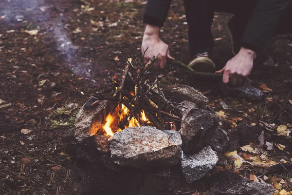 แคมป์ไฟในป่า มือของคน — ภาพถ่ายสต็อก