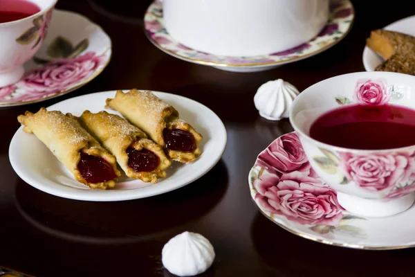 Каркаде со сладостями. Традиционный семейный чай на троих за круглым столом — стоковое фото