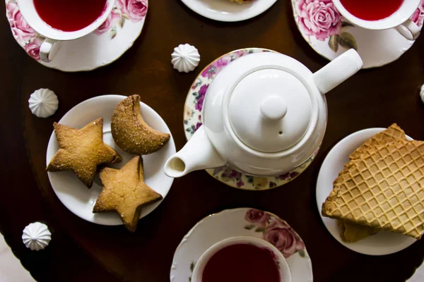 Karkade 与糖果。三个人的一次圆桌会议的传统家庭茶 — 图库照片