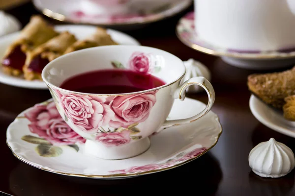 Karkade with sweets. Traditional family tea for three at a round table — Stock Photo, Image