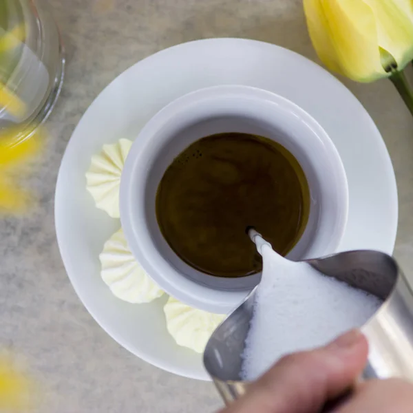 가시 금 작 화와 튤립의 노란색 꽃 옆 카페에서 테이블에 흰색 컵에 커피 마시는 카푸치노 — 스톡 사진