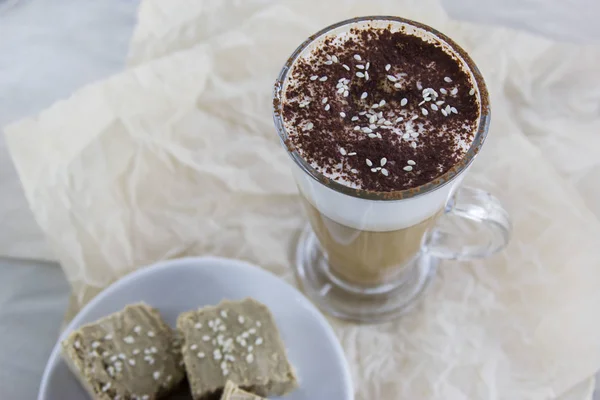 Latte halva. Ungewöhnlicher orientalischer heißer Kaffeecocktail in einem Café — Stockfoto