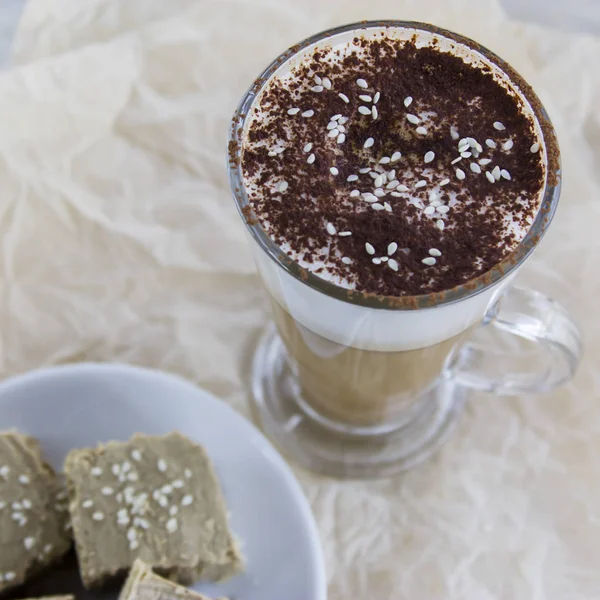 Latte halva. Ungewöhnlicher orientalischer heißer Kaffeecocktail in einem Café — Stockfoto