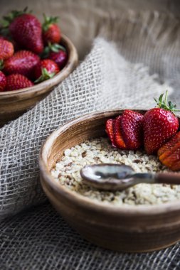 Çocuklar ve yetişkinler için sağlıklı sağlıklı kahvaltı yaz veya bahar