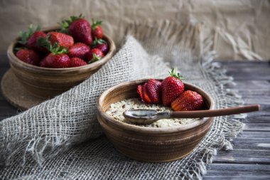 Çocuklar ve yetişkinler için sağlıklı sağlıklı kahvaltı yaz veya bahar