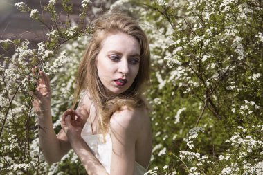 Bahçede sarışın saçlı bahar kıyafet kız soğan