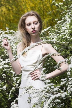 Bahçede sarışın saçlı bahar kıyafet kız soğan