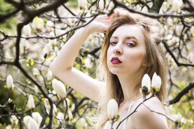 Bahçede sarışın saçlı bahar kıyafet kız soğan