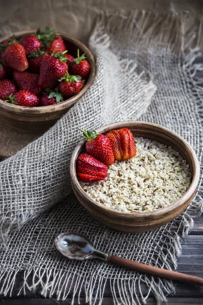 Çocuklar ve yetişkinler için sağlıklı sağlıklı kahvaltı yaz veya bahar