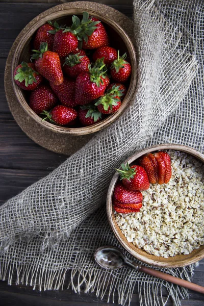 Desayuno saludable para niños y adultos en verano o primavera — Foto de Stock