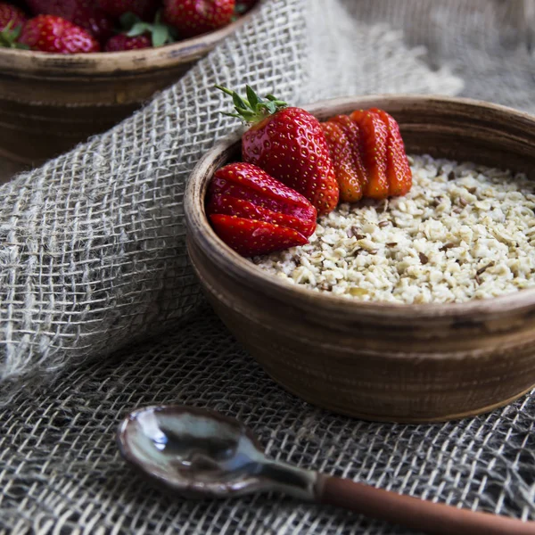 Çocuklar ve yetişkinler için sağlıklı sağlıklı kahvaltı yaz veya bahar