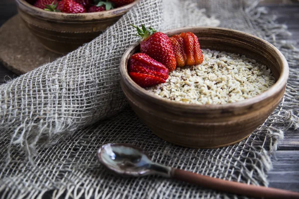 Çocuklar ve yetişkinler için sağlıklı sağlıklı kahvaltı yaz veya bahar