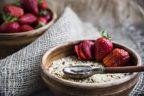 Çocuklar ve yetişkinler için sağlıklı sağlıklı kahvaltı yaz veya bahar
