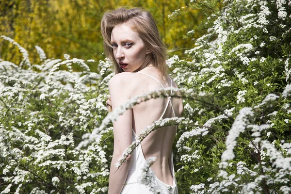 Bahçede sarışın saçlı bahar kıyafet kız soğan