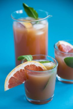 Pembe mavi bir arka plan üzerinde kokteyl