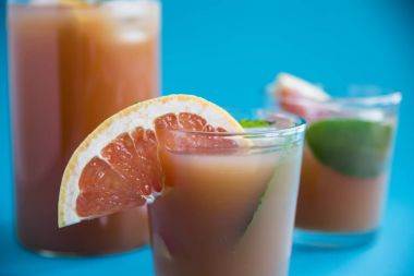 Pembe mavi bir arka plan üzerinde kokteyl