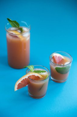 Pembe mavi bir arka plan üzerinde kokteyl