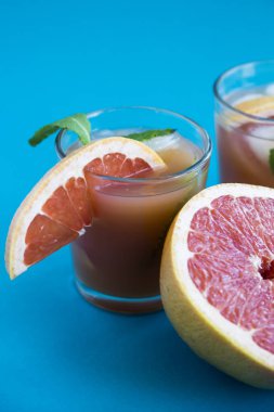 Pembe mavi bir arka plan üzerinde kokteyl