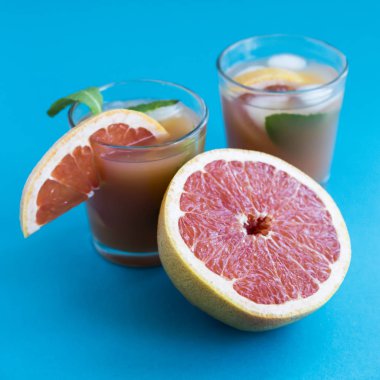 Pembe mavi bir arka plan üzerinde kokteyl